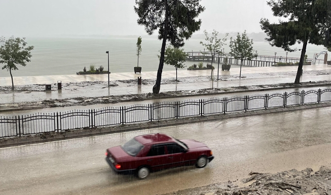 Karadeniz Sahil Yolu'nun heyelandan kapanan kesimleri ulaşıma açıldı