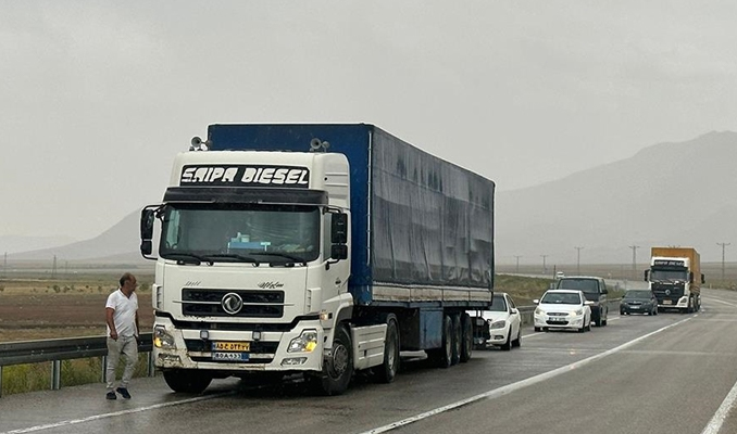 Ağrı'da sel: Türkiye-İran kara yolu ulaşıma kapandı