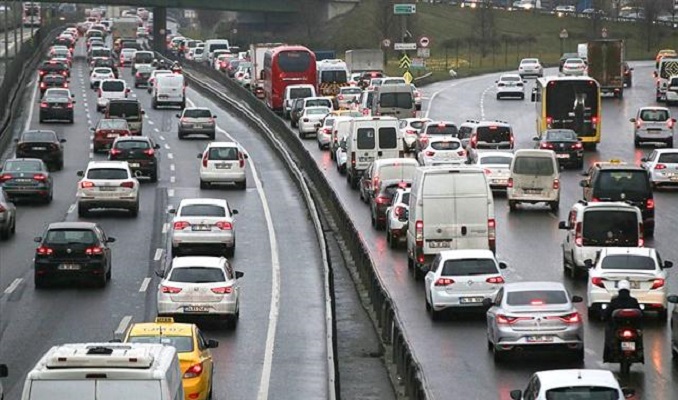 İstanbul-İzmir Otoyolu'nda bayram nedeniyle trafik yoğunluğu devam ediyor
