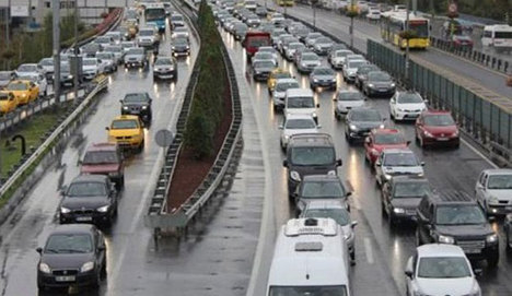 İstanbul'da yağış trafiği aksatıyor