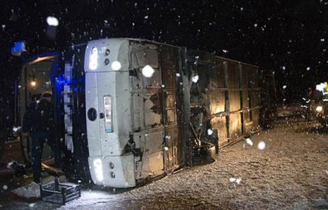 Sivas'ta yolcu otobüsü devrildi: 51 yaralı