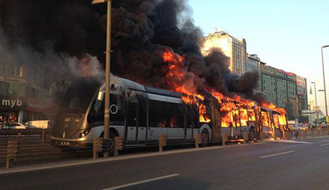 Metrobüs alev alev yandı