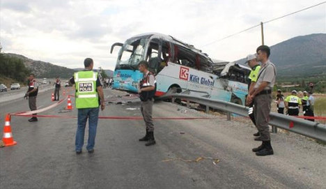 Tur otobüsü takla attı: 4 ölü 47 yaralı