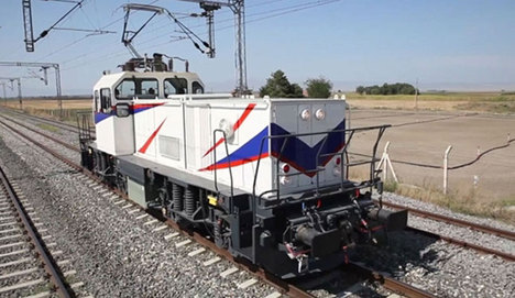 Milli elektrikli lokomotif raylara iniyor