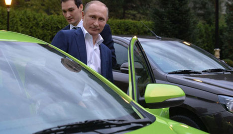 Putin yerli otomobili test etti