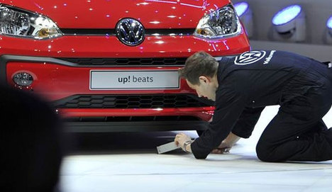 Volkswagen'e Cenevre'de protesto şoku!