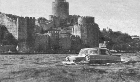 1964 yılında İstanbul'da yüzen bir otomobil